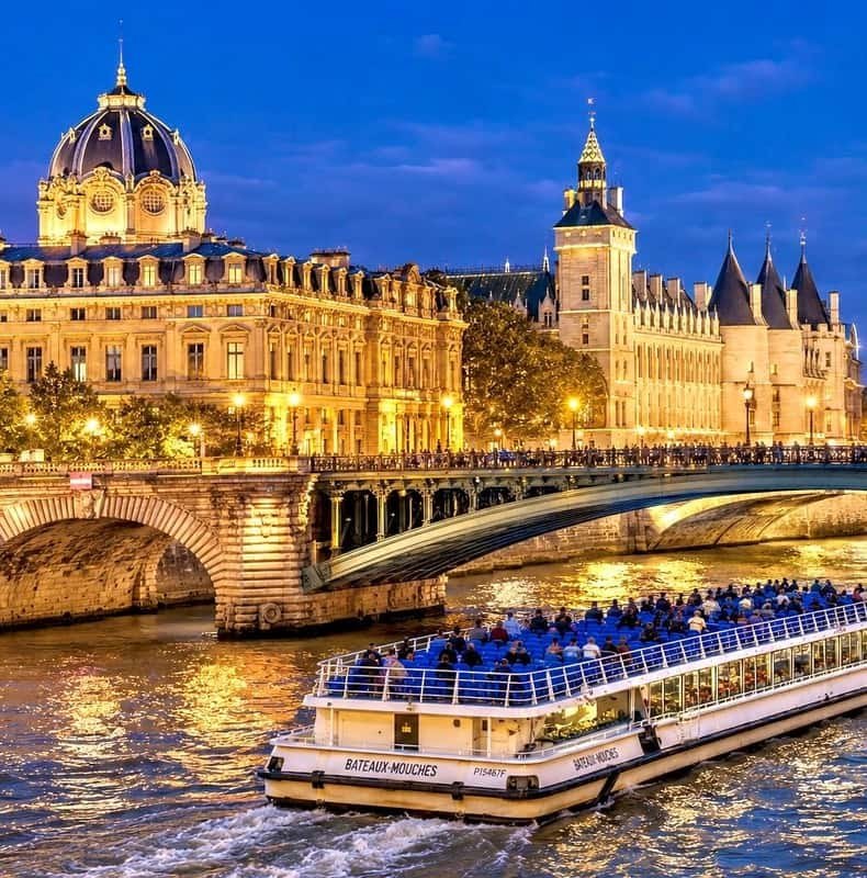 Paris: Evening Lights Cruise with Legendary Bateaux-Mouches®