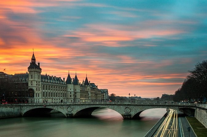 Private Paris Night Tour - with Magic City Lights and Local Vibes